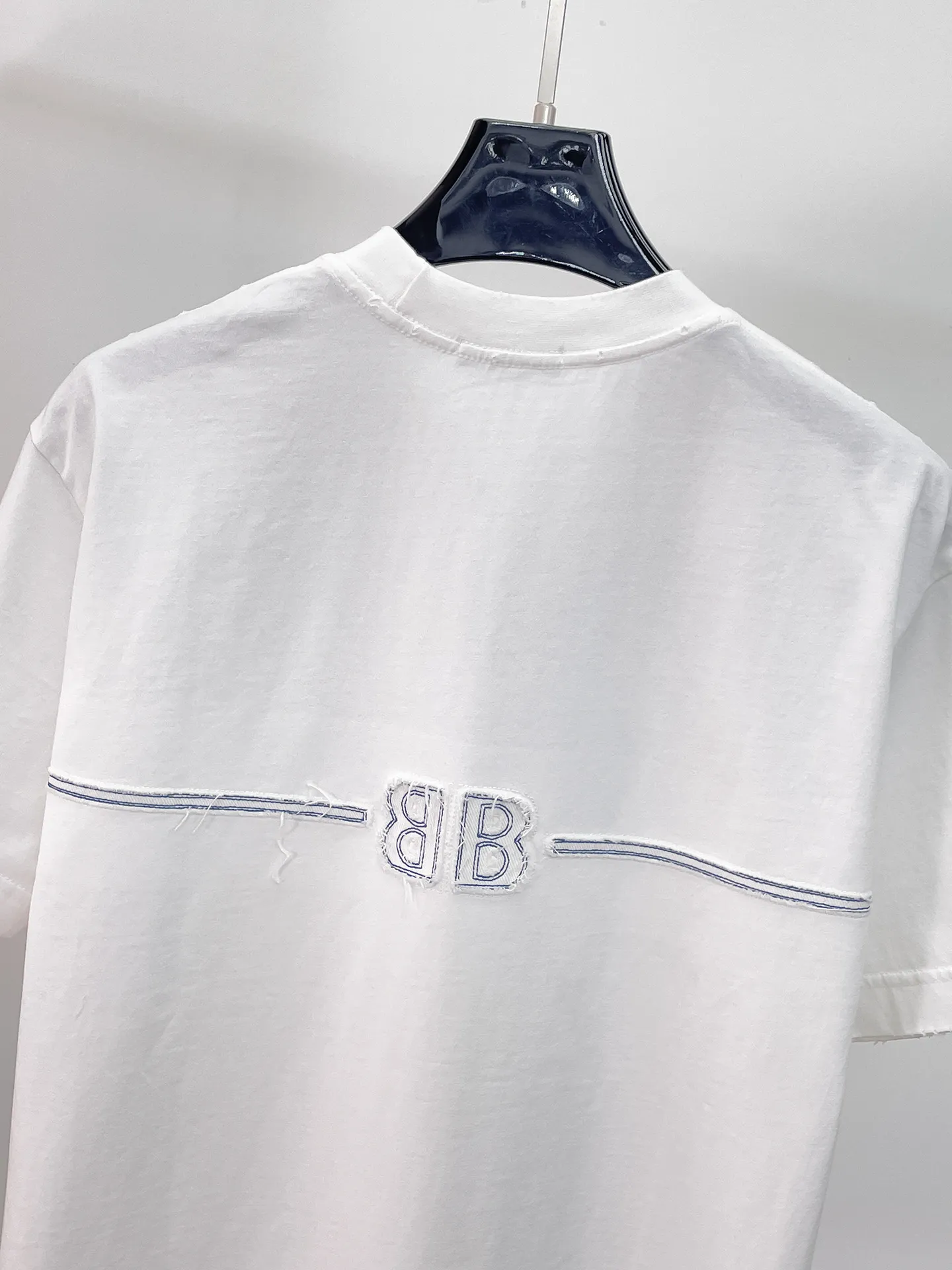 Balenciaga's high-end top-quality products 🐮2026 Spring and Summer New Arrival first counter, the latest New Arrival short-sleeved round neck T-shirt, Premium customized design, avant-garde and fashionable! Brand logo heavy craftsmanship design Premium customized 260g fabric. Soft to the touch. Comfortable to wear. Counter-level exquisite stitching. Fine workmanship. The upper body effect is incomparably handsome! A must-have item for men and women with the same style! Sizes: S~XXL When placing an order, please state your height and weight. The maximum wearing size is 210 pounds (one size larger)